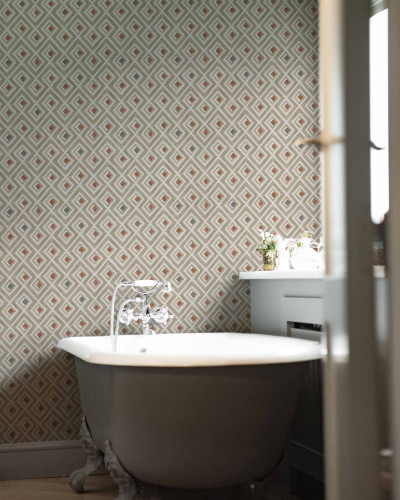 Tapet cu model geometric în nuanțe de gri și maro, perfect pentru o baie modernă