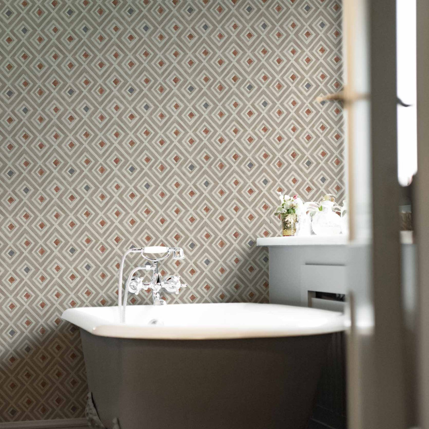 Tapet cu model geometric în nuanțe de gri și maro, perfect pentru o baie modernă
