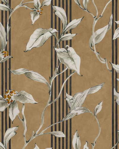 Tapet lavabil Trepadora Siena cu flori delicate și dungi fine pe un fundal bej. Tapetul este prezentat într-o cameră cu un pat, un șemineu și o ușă cu geamuri.
