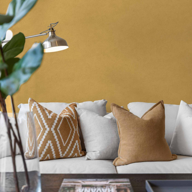 Tapet lavabil, nuanta ocre, cu aspect texturat.
