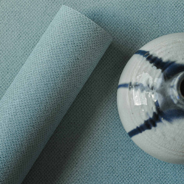 Tapet lavabil cu design elegant, cu un efect textural unic. Culoarea sa caldă și tonuri deschise de verde, transformă orice cameră într-un spațiu relaxant și primitor.