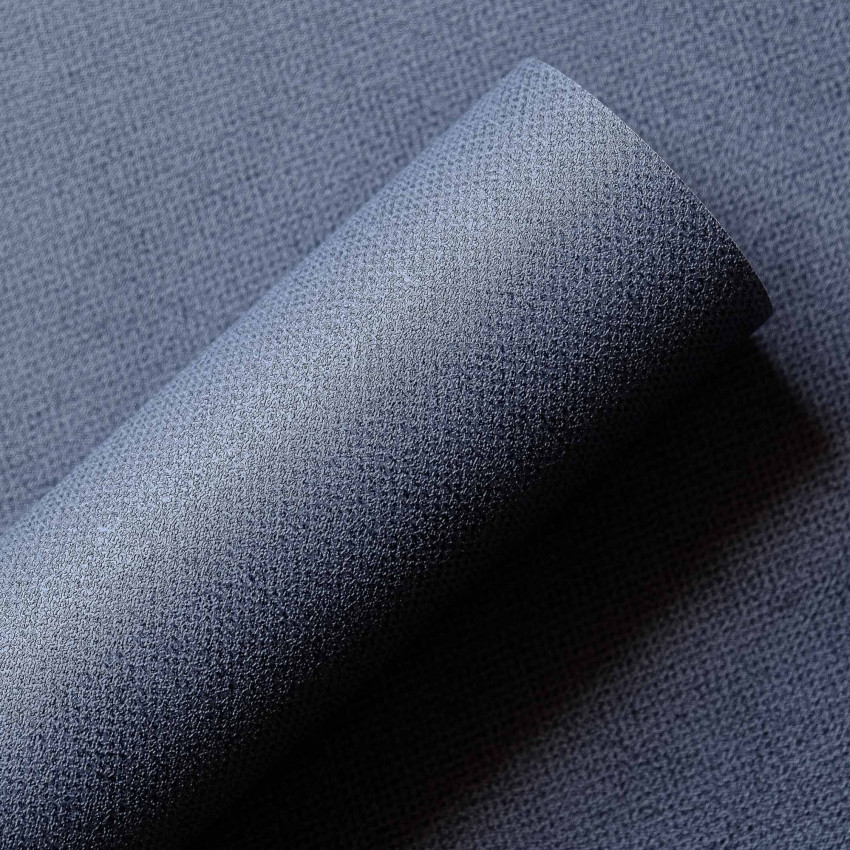 Tapet lavabil cu aspect texturat, culoare bleumarin închis, rola de tapet este rulata