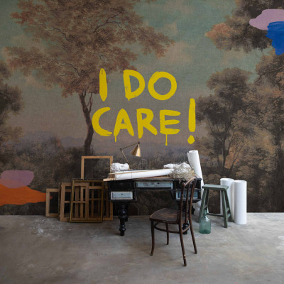 Tapet lavabil Planet Statement Pink, cu imprimeu abstract inspirat din picturile clasice, cu detalii pastelate și mesaj "I do care" scris cu vopsea galbenă vibrantă