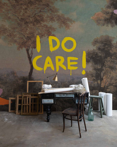 Tapet lavabil Planet Statement Pink, cu imprimeu abstract inspirat din picturile clasice, cu detalii pastelate și mesaj "I do care" scris cu vopsea galbenă vibrantă