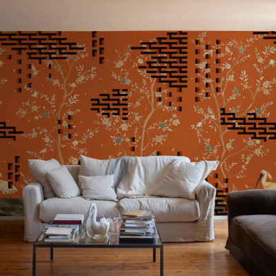 Tapet lavabil Tetris Chinoiseries, Orange - Design modern cu ramuri de flori, păsări exotice și elemente geometrice Tetris pe fond portocaliu.