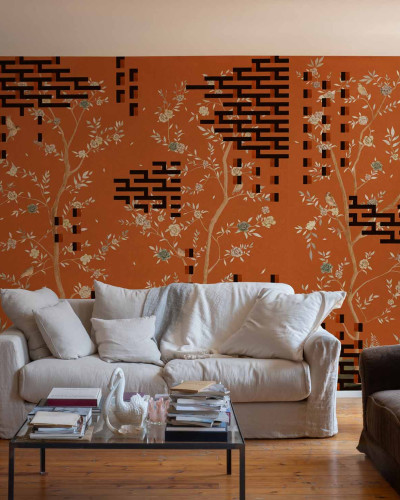 Tapet lavabil Tetris Chinoiseries, Orange - Design modern cu ramuri de flori, păsări exotice și elemente geometrice Tetris pe fond portocaliu.