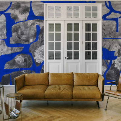 Tapet lavabil Prehistoric Flowers, Blue, cu flori gri pe fundal albastru,  ideal pentru un living modern.