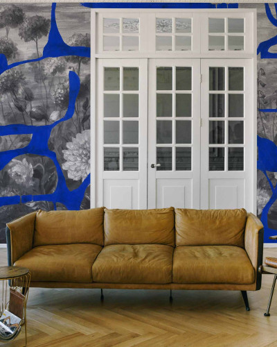 Tapet lavabil Prehistoric Flowers, Blue, cu flori gri pe fundal albastru,  ideal pentru un living modern.