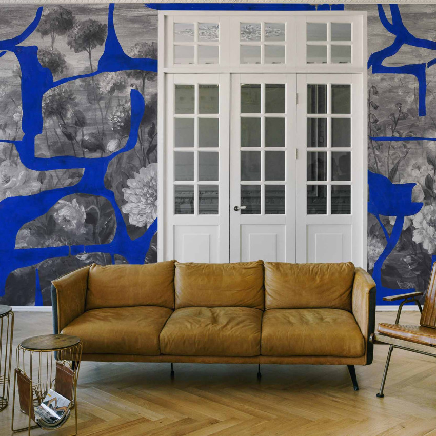 Tapet lavabil Prehistoric Flowers, Blue, cu flori gri pe fundal albastru,  ideal pentru un living modern.