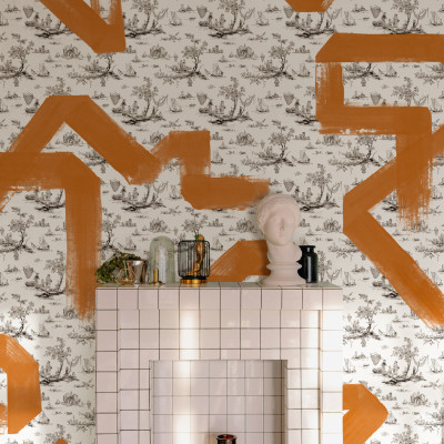 Tapet lavabil cu design Toile Strokes, Orange, cu imprimeu negru de Toile și accente de portocaliu.