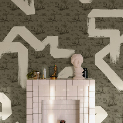 Wallpaper Toile Strokes, Green cu design clasic Toile de Jouy pe un fundal verde pastelat