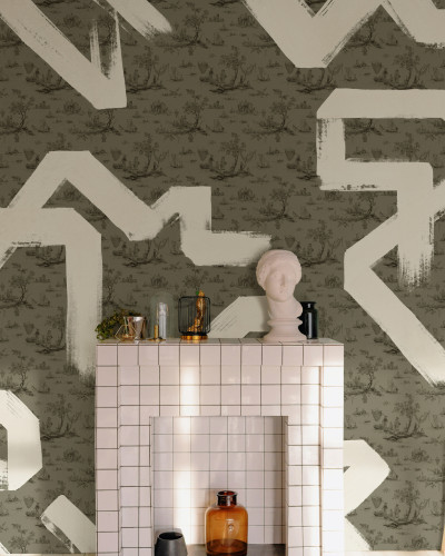 Wallpaper Toile Strokes, Green cu design clasic Toile de Jouy pe un fundal verde pastelat
