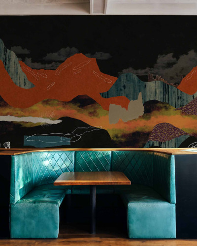 Tapet lavabil cu un design abstract de peisaj in nuante de gri, verde, maro si negru.