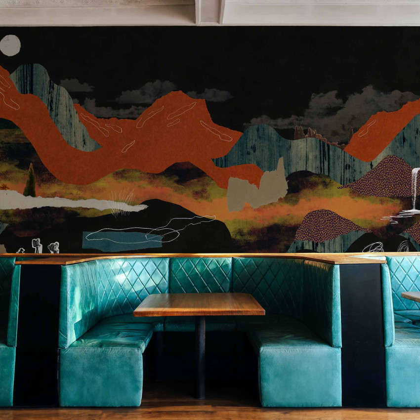 Tapet lavabil cu un design abstract de peisaj in nuante de gri, verde, maro si negru.