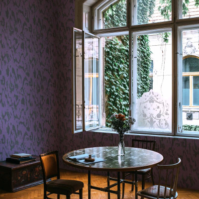 Tapet lavabil Moire Screen, Violet, cu un design geometric sofisticat, aplicat pe un perete într-un interior modern.