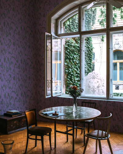 Tapet lavabil Moire Screen, Violet, cu un design geometric sofisticat, aplicat pe un perete într-un interior modern.