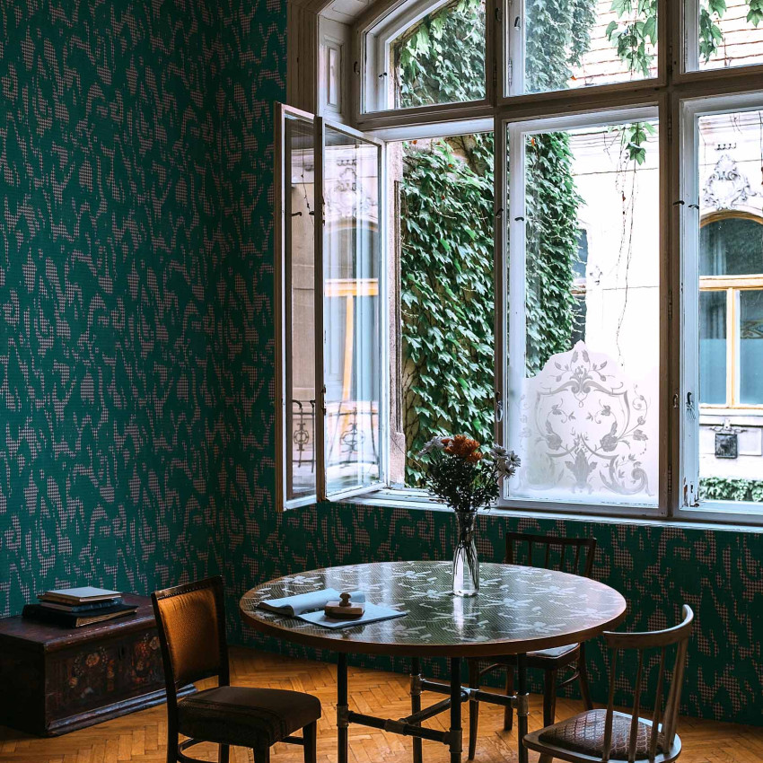 Tapet lavabil Moire Screen, verde, cu design abstract elegant. In imagine se vede un living decorat cu tapetul.