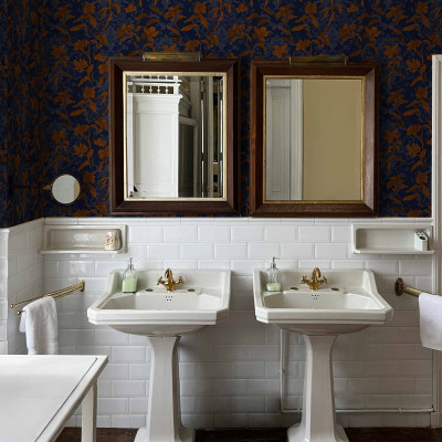 Tapet lavabil Blooming Damask, Tobacco, cu un design floral elegant, ideal pentru baie.