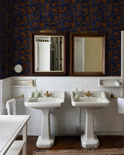 Tapet lavabil Blooming Damask, Tobacco, cu un design floral elegant, ideal pentru baie.