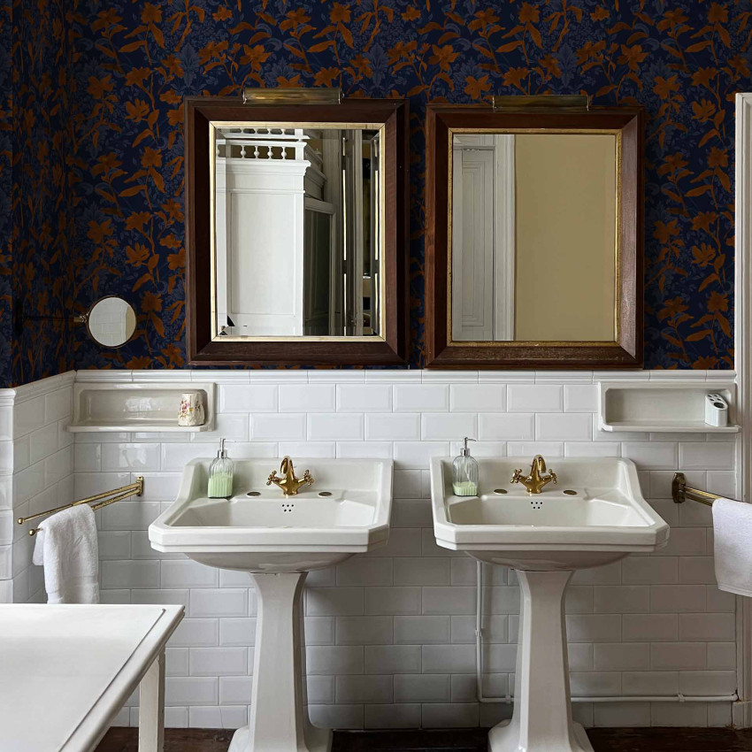 Tapet lavabil Blooming Damask, Tobacco, cu un design floral elegant, ideal pentru baie.
