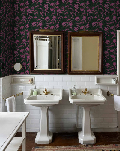 Tapet lavabil Blooming Damask, cu model floral Damasc, in nuante de fuchsia si verde, pe un perete din baie.