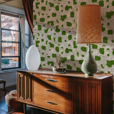 Tapet lavabil cu design modern, abstract, cu forme geometrice verzi pe un fundal alb crem.