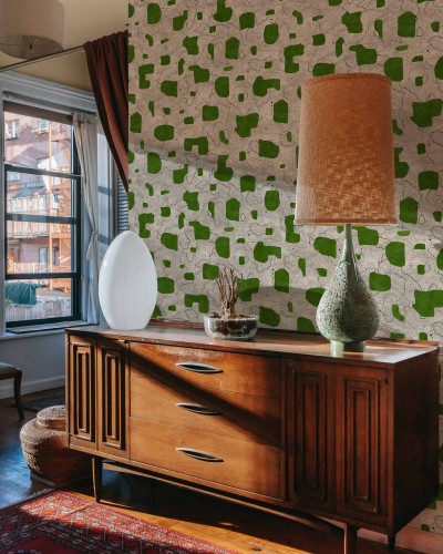 Tapet lavabil cu design modern, abstract, cu forme geometrice verzi pe un fundal alb crem.
