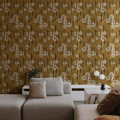Tapet Broken Poppies Ocher cu un design floral minimalist, decorat cu flori de mac într-un model elegant, perfect pentru a crea o atmosferă caldă și primitoare.