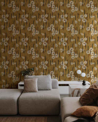 Tapet Broken Poppies Ocher cu un design floral minimalist, decorat cu flori de mac într-un model elegant, perfect pentru a crea o atmosferă caldă și primitoare.