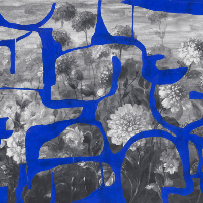 Tapet lavabil Prehistoric Flowers, Blue, cu flori gri pe fundal albastru,  ideal pentru un living modern.