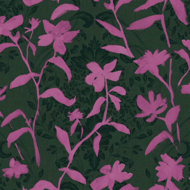 Tapet lavabil Blooming Damask, cu model floral Damasc, in nuante de fuchsia si verde, pe un perete din baie.