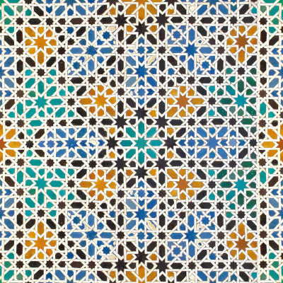 Tapet cu model geometric, în culori calde, inspirat din arta islamică.