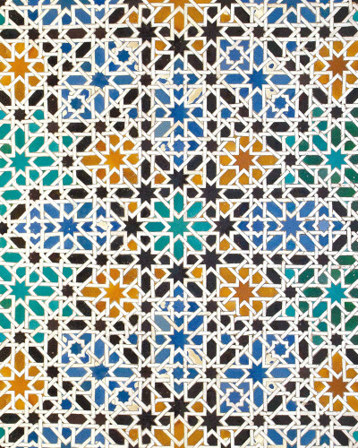 Tapet cu model geometric, în culori calde, inspirat din arta islamică.