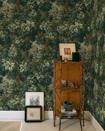 Tapet lavabil cu un design unic de pădure verde.