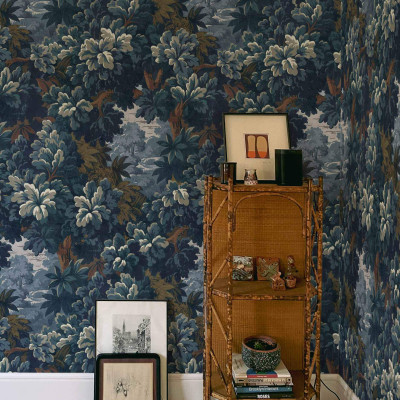 Tapet Verdure 16TH, un design elegant inspirat din natură, cu nuanțe de albastru, verde și maro.