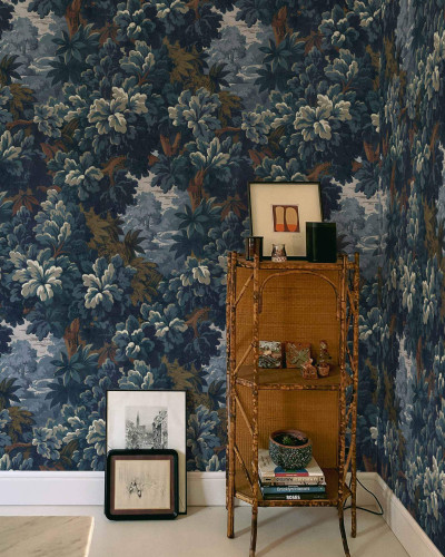 Tapet Verdure 16TH, un design elegant inspirat din natură, cu nuanțe de albastru, verde și maro.