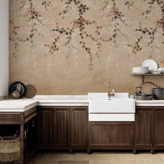 Tapet cu design rustic Vine Shadow, Taupe, Coordonne, cu frunze de vita de vie pictate pe un fundal taupe.