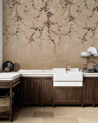 Tapet cu design rustic Vine Shadow, Taupe, Coordonne, cu frunze de vita de vie pictate pe un fundal taupe.