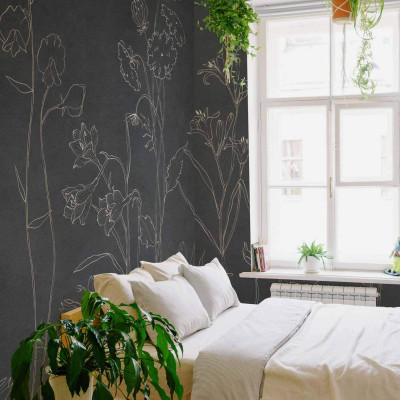 Tapet lavabil cu design modern cu flori subtile în tonuri de alb pe un fond negru.