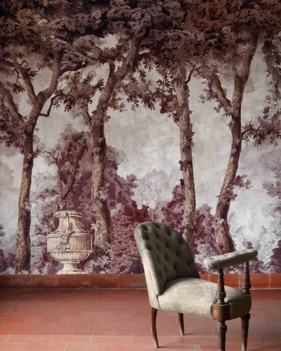 Tapet lavabil cu design elegant, cu copaci si o vaza, in nuante de vin