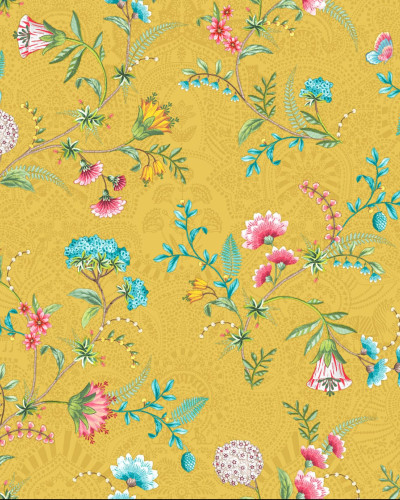 Tapet floral cu flori vibrante și frunze delicate pe fond galben.