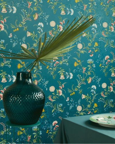 Tapet floral cu design delicat pe un fundal verde turcoaz.