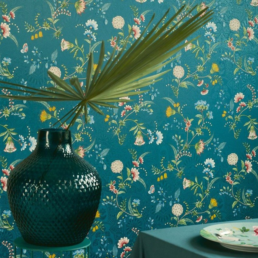Tapet floral cu design delicat pe un fundal verde turcoaz.