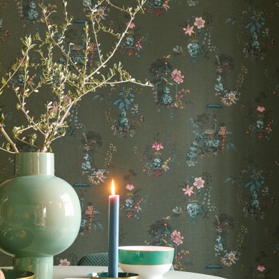 Tapet floral cu motive delicate și elegante, cu păsări și flori într-o paletă de culori pastelate