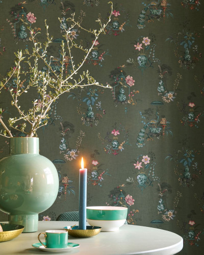 Tapet floral cu motive delicate și elegante, cu păsări și flori într-o paletă de culori pastelate
