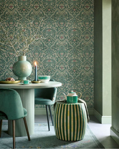 Tapet lavabil cu design floral delicat, inspirat din motive clasice, perfect pentru a adăuga o notă de eleganță oricărei încăperi.