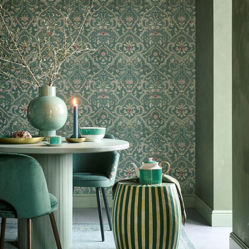 Tapet lavabil cu design floral delicat, inspirat din motive clasice, perfect pentru a adăuga o notă de eleganță oricărei încăperi.