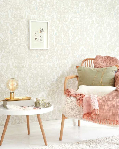 Tapet cu model floral delicat, în nuanțe de bej și gri deschis, ideal pentru un dormitor, o sufragerie sau un hol.
