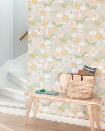 Tapet Little Light Grey cu un model floral delicat în nuanțe de gri, roz și galben