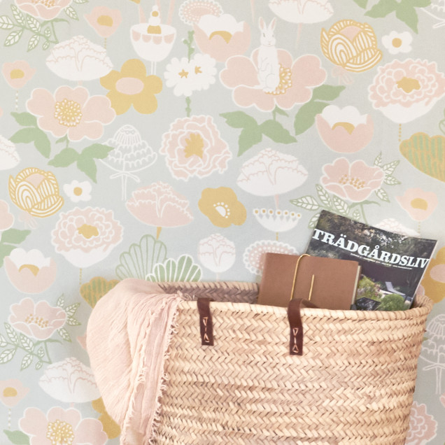Tapet Little Light Grey cu un model floral delicat în nuanțe de gri, roz și galben